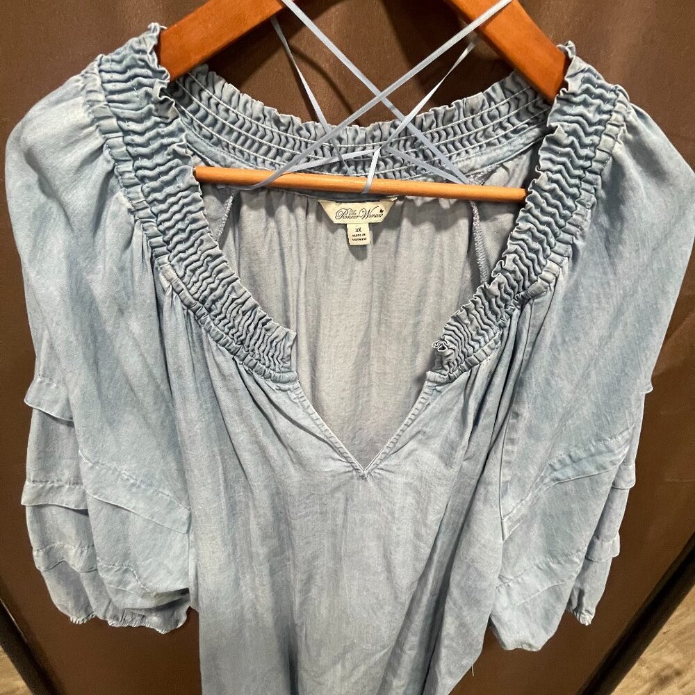 NWT Women's The Pioneer Woman 3X Light Wash Blue Smocked Collar Peasant Blouse